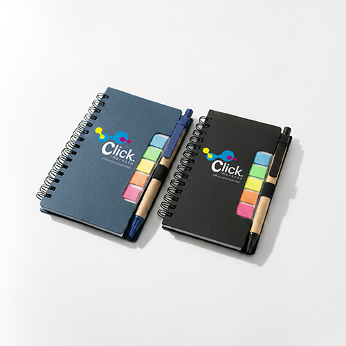 Bloco de anotações com autoadesivos e caneta de papelão. Possui capa dura revestida em papel especial, cinco blocos autoadesivos com 20 folhas cada e um bloco com aproximadamente 72 folhas brancas pautadas. Conta com suporte de nylon para a caneta e acompanha caneta de papelão com detalhes em plástico, carga esferográfica na cor azul e acionamento por clique.

Altura :  14,1 cm
Largura :  10,5 cm
Espessura :  1 cm
Medidas aproximadas para gravação (CxL):  12 cm x 5.5 cm SOMENTE O BLOCO É PERSONALIZADO.